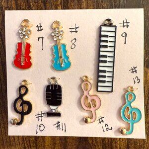 Music Themed Charms Set Of 7 Assorted Colors Treble Clef Piano Violin Mic Crafts